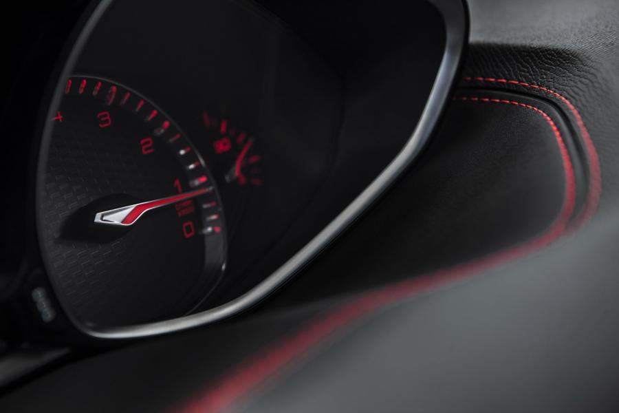 Детали интерьера Peugeot 308 GTi 2015 года  (фото 51 из 65)